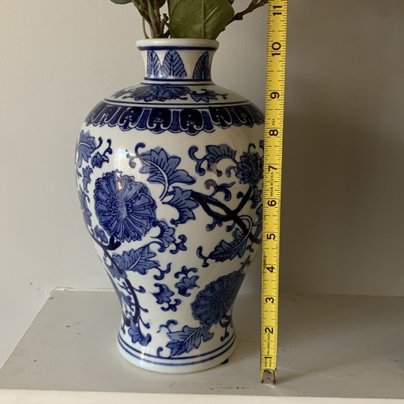 Chinoiserie Elegant Blue and White Floral Accent Vase ceramic new home decor - Picture 5 of 11
